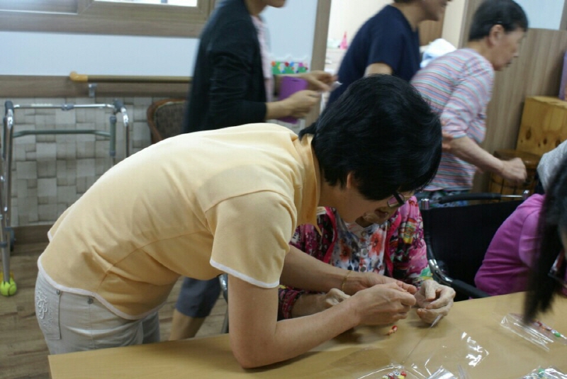 봉사하는 학생 모습