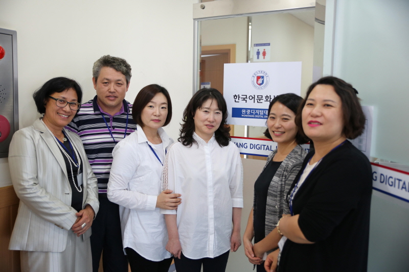 한국어문화센터 앞에서 기념촬영