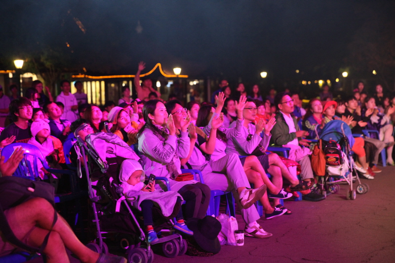 공연 즐기는 관객들 모습