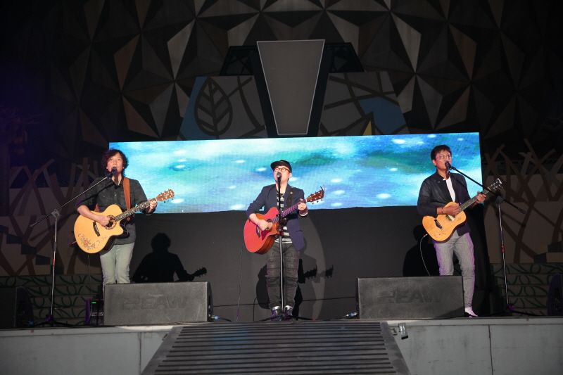 자전거 탄 풍경 공연하는 모습