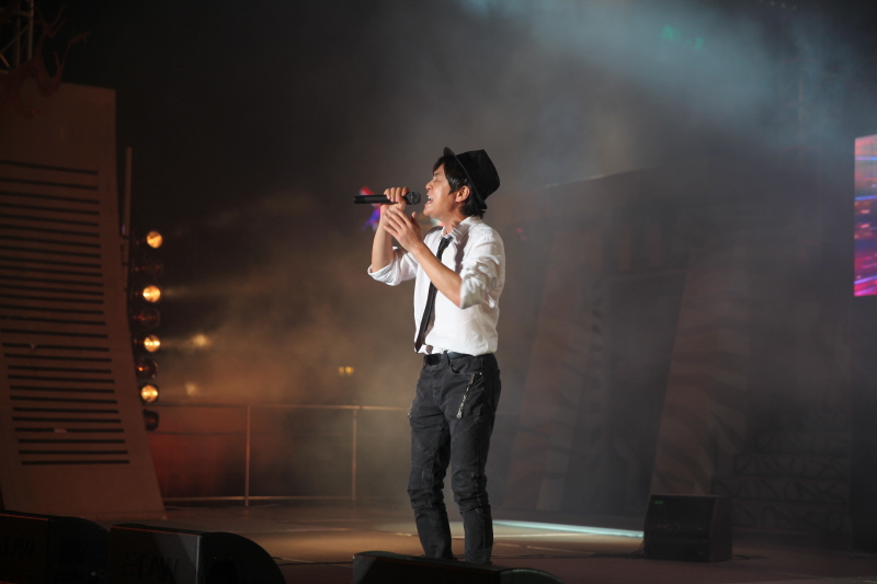 이규석 씨 열창하는 모습