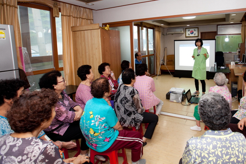 경로당 어르신들에게 수업하는 모습