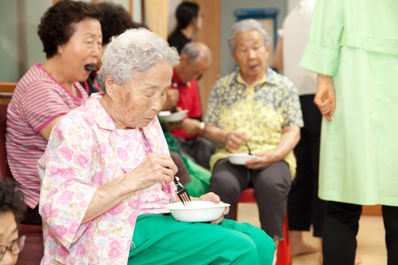 어르신들이 다과를 시식하는 모습