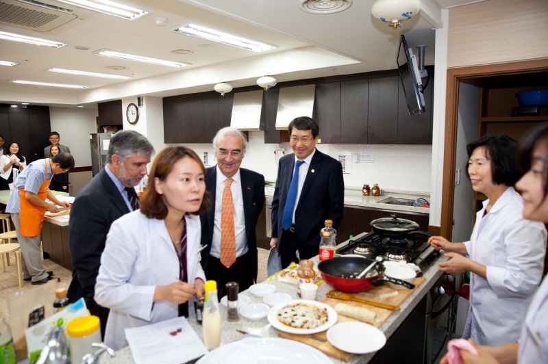 실습실 탐방하는 방문단