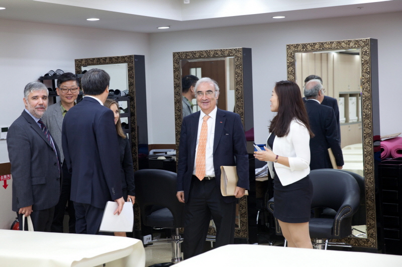 실습실을 둘러보는 총장단 일행