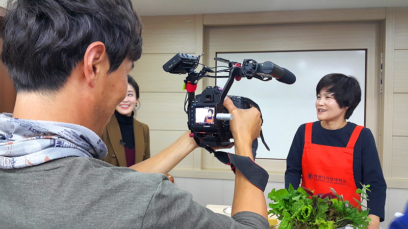 촬영하는 양미옥 원장