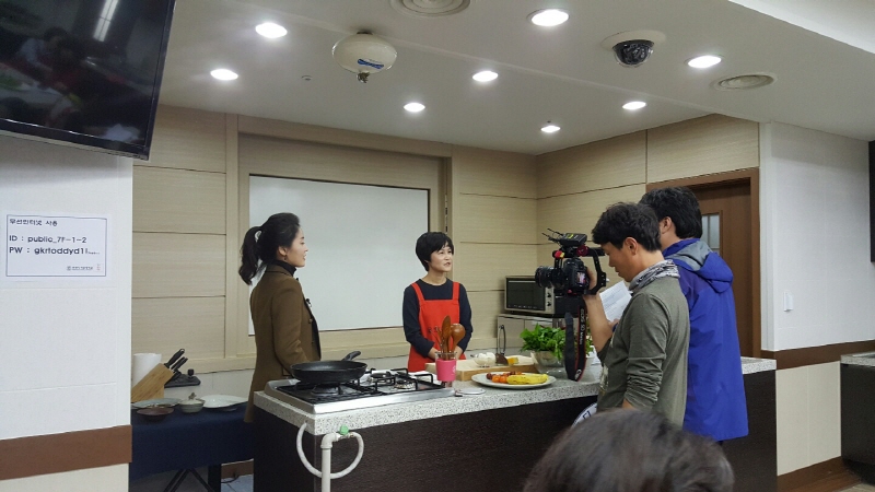 촬영팀과 촬영 협의하는 양미옥 원장