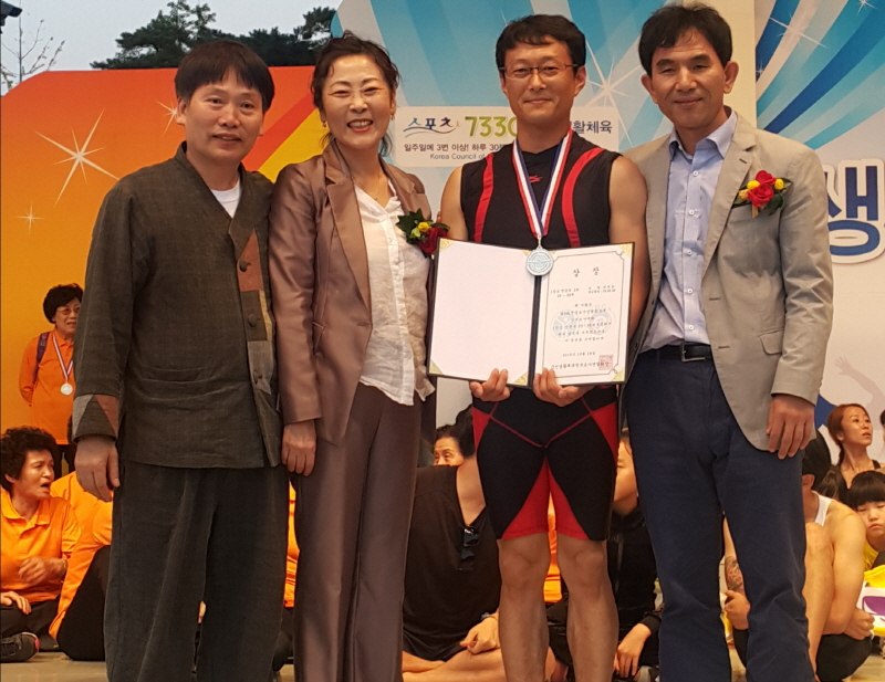 반창용 학생의 수상 모습