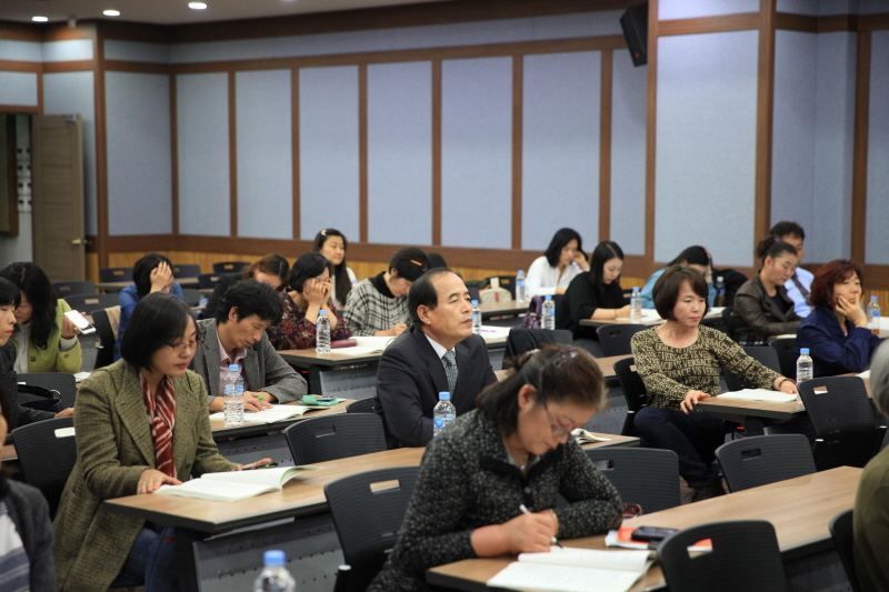 참석자들 열중하는 모습