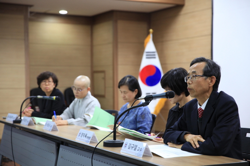 교수진 평가하는 모습