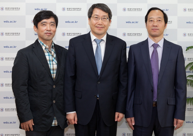 총장과 국보조 교수 기념촬영