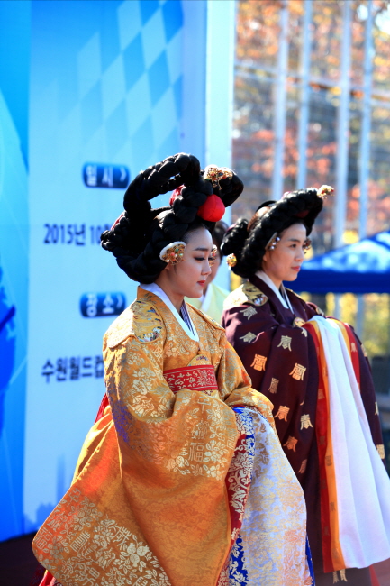 한국복식과학학과 궁중의복 시연