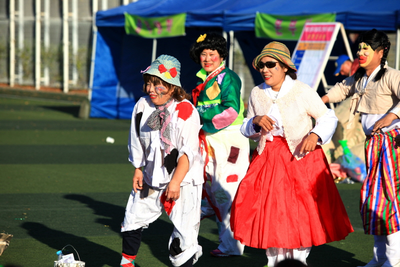 각설이 공연하는 학생들