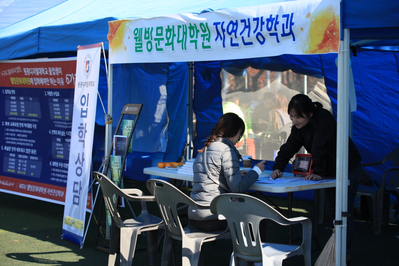 입학상담 진행하는 학생 모습