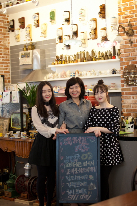 진열장 앞에 서서 찍은 세 모녀 사진