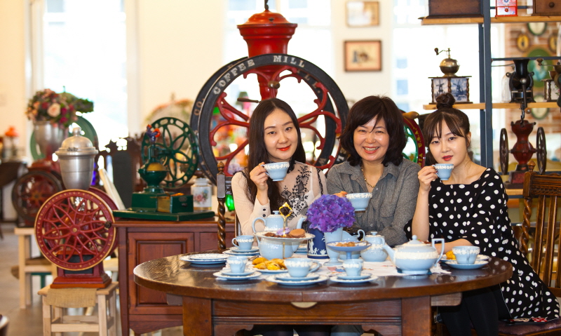 세 모녀가 찻잔들고 찍은 사진