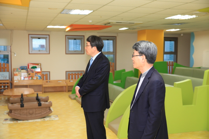 센터 둘러보는 관계자