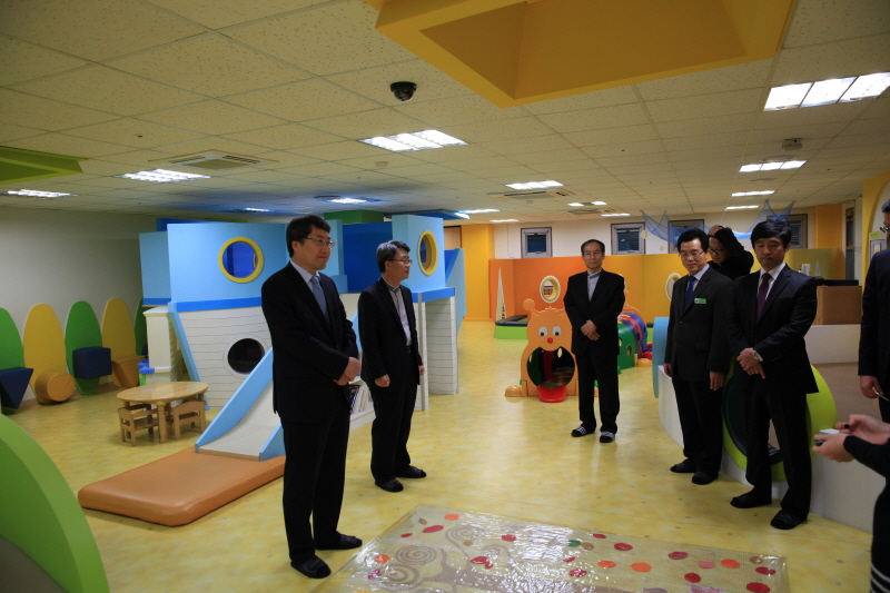 센터 둘러보는 관계자들 모습