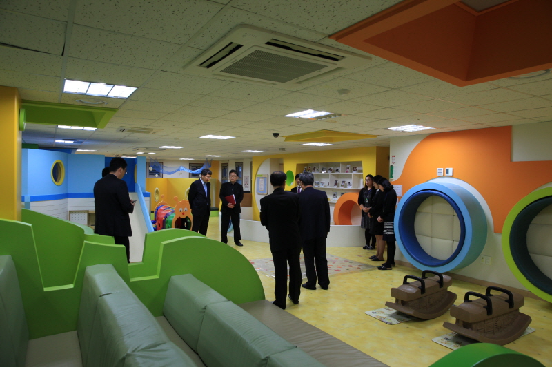 센터 내부 둘러보는 모습