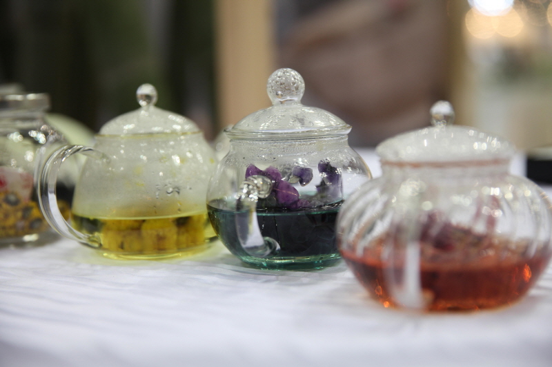 주전자에 담긴 차의 모습