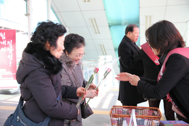 장미꽃을 선물받은 행인