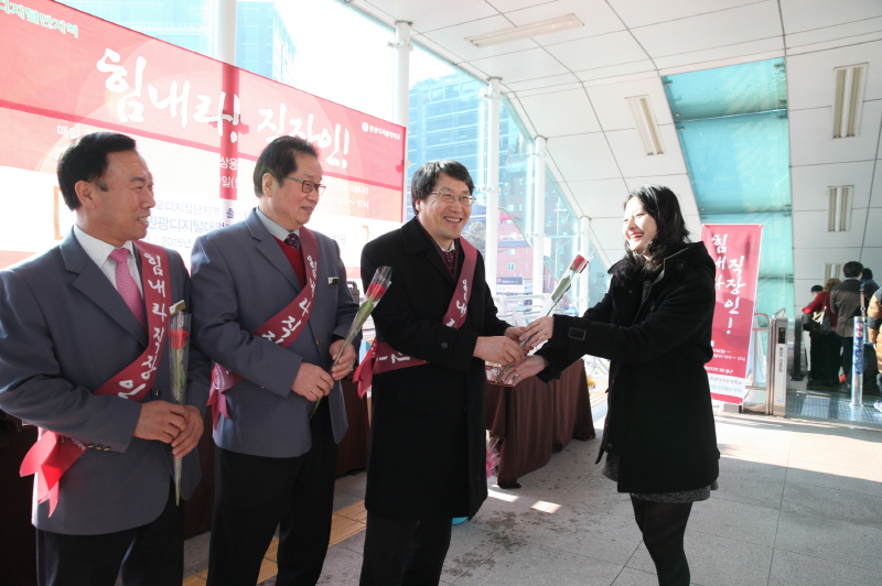 남궁문 총장이 직장인에게 꽃을 건네는 모습