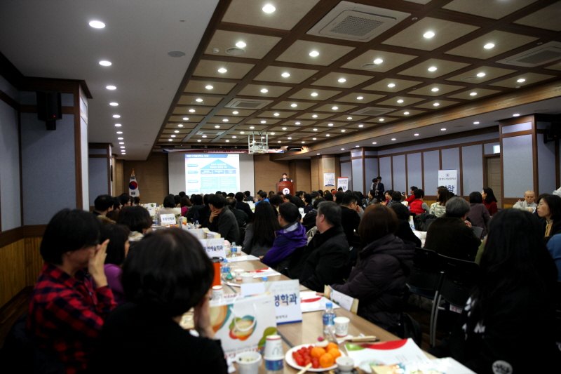 본교 소개하는 모습