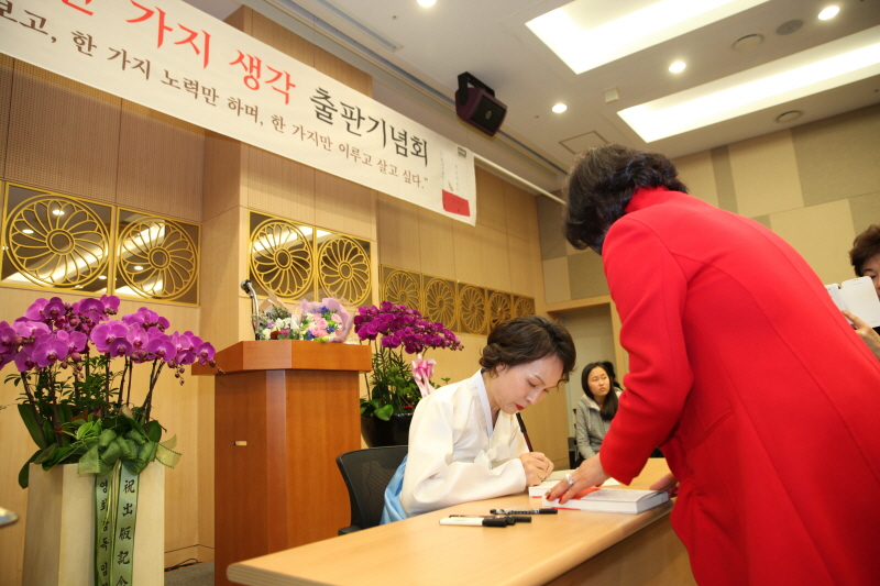 김혜순 교수 사인회 진행 모습