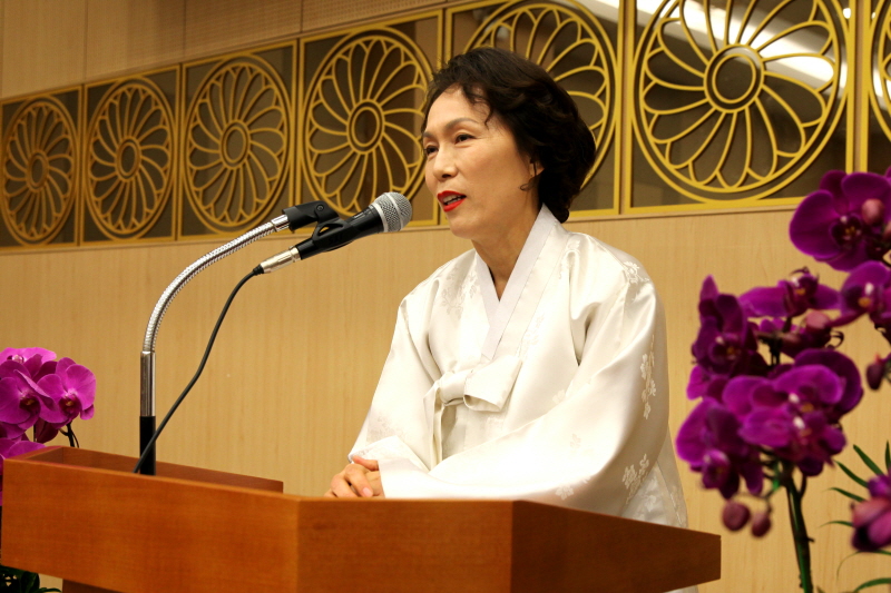 인사말하는 김혜순 교수