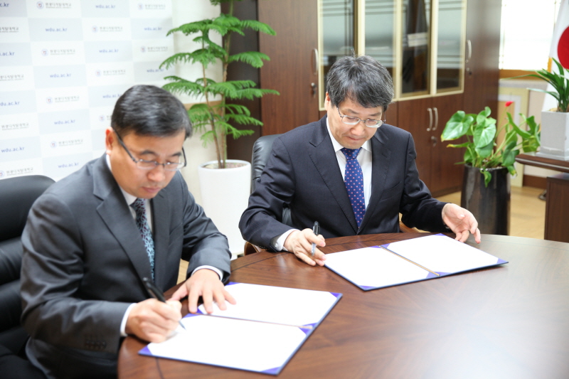 협약서 사인하는 모습