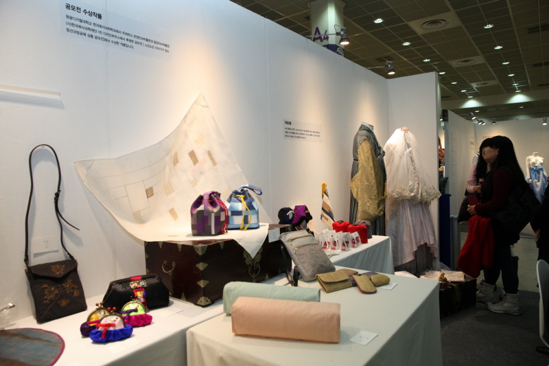 전시물을 돌아보는 관람객 모습