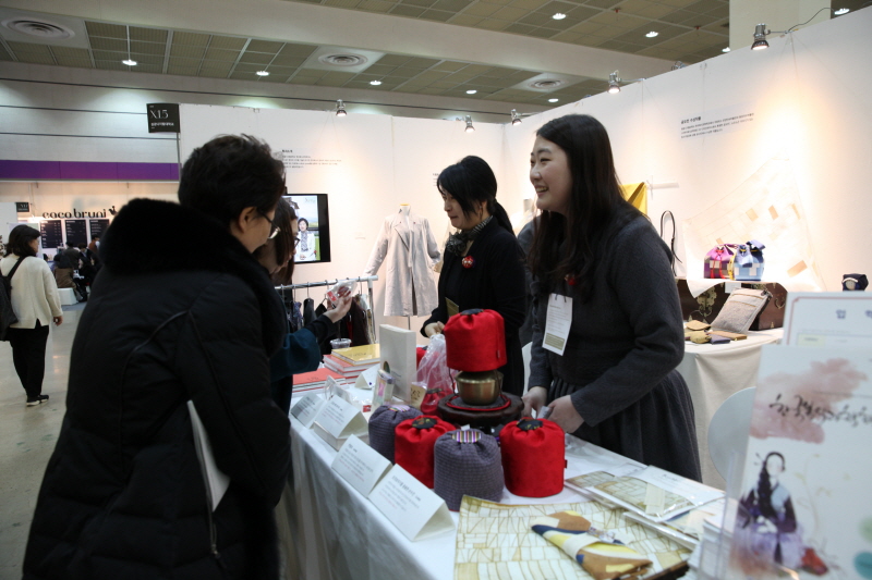 규방공예품에 대해 문의하는 관람객