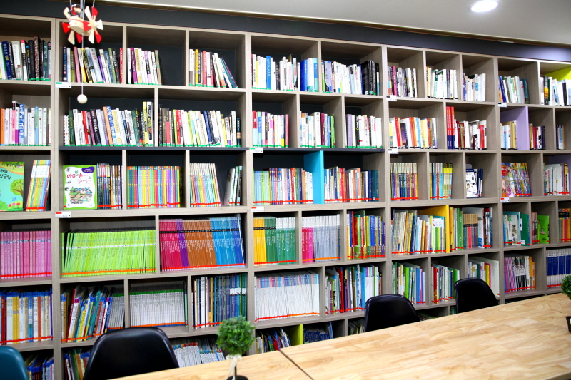 기증한 책이 정리된 모습