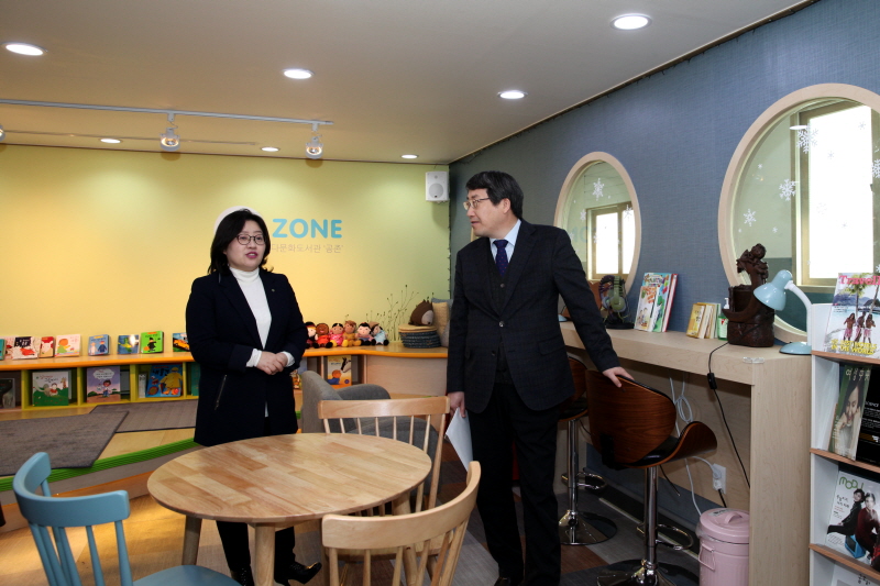 김미경 센터장이 남궁문 총장에게 안내하는 모습