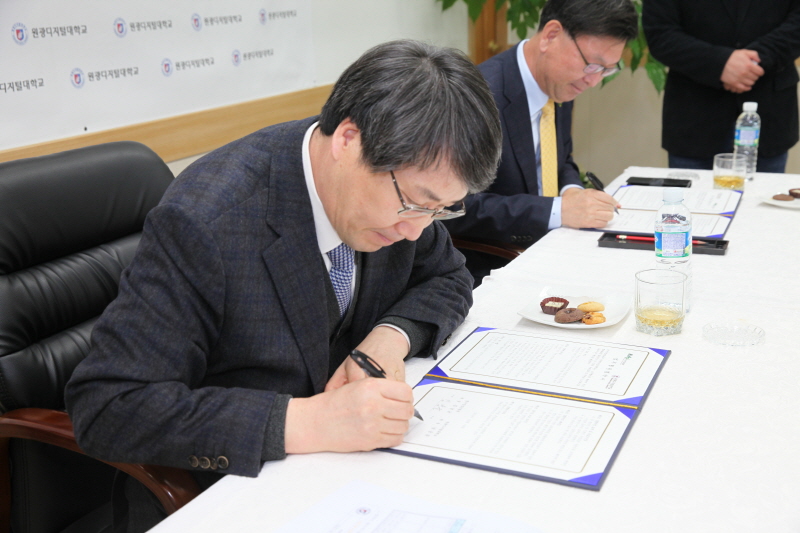 협약서 서명하는 두 기관장의 모습