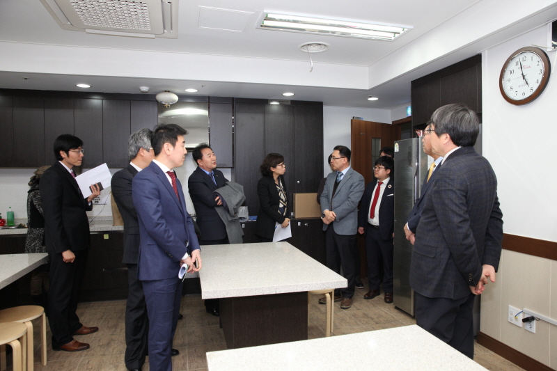 서울캠퍼스 둘러보는 관계자들