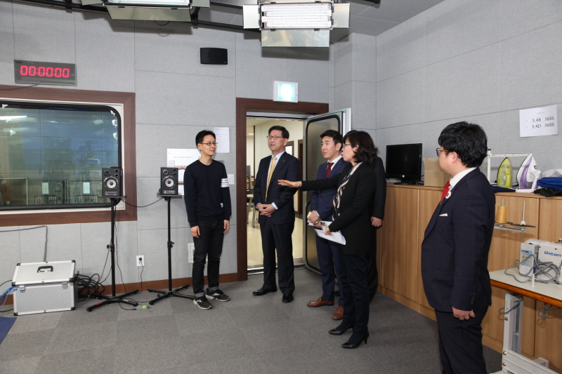 시설물 둘러보는 관계자들