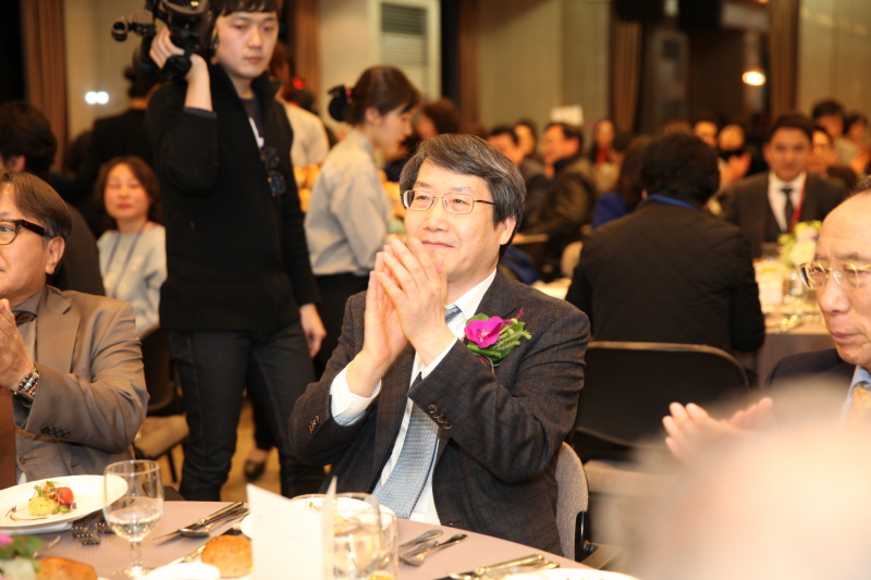 학생들의 발표는 경청하는 남궁문 총장