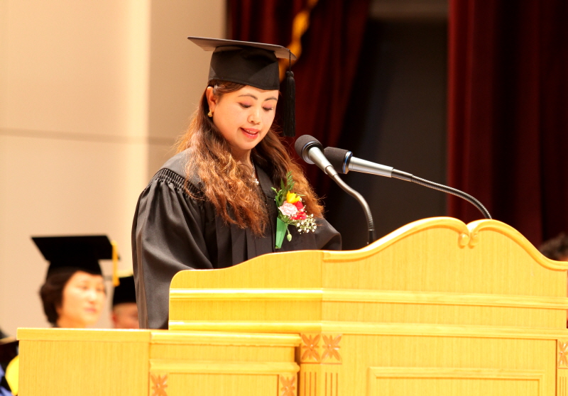 졸업스토리공모전 최우수상 셸리비느강악 씨 답사하는 모습