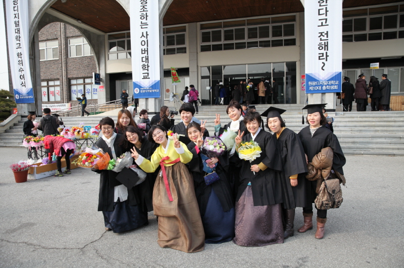교수와 학생 기념촬영