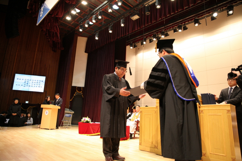 학사 학위 수여 모습
