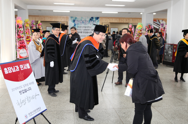 총장님이 입학생을 환영하는 사진