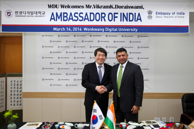 악수를 하고 계시는 남궁문 총장, 비크람K.도래스와미 인도 대사