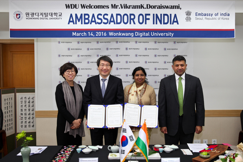 좌측부터 원광지털대학교 최윤희 입학협력처장, 남궁문 총장, 니라리까 씽 인도문화원장, 비크람K.도래스와미 인도 대사