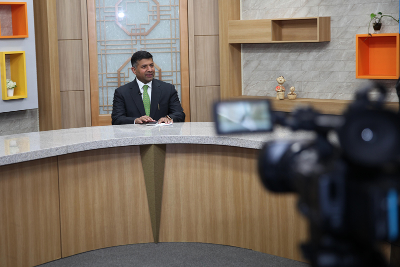 본교 요가명상학과 재학생들에게 인사말 녹화를 진행중인 비크람K.도래스와미 인도대사