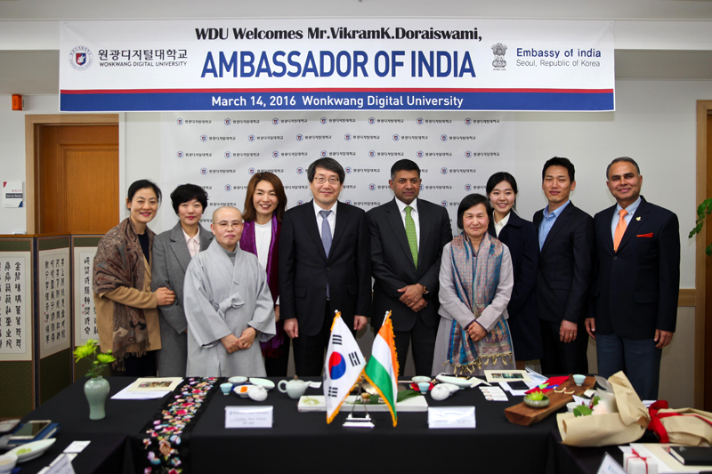 학생들과 기념촬영을 하는 남궁문 총장님과 비크람K.도래스와미 인도대사