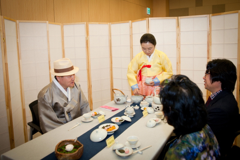 천년의 봄을 주제로 한 찻자리 모습