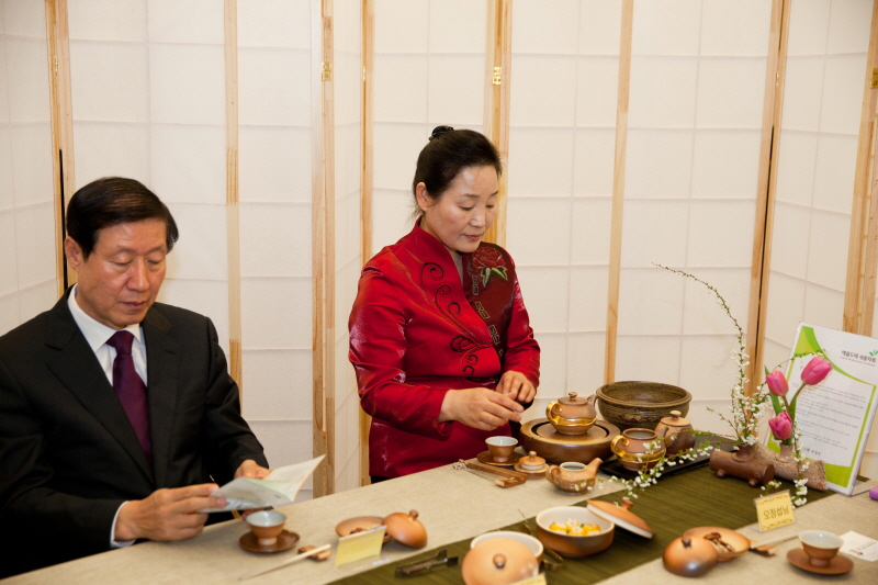 행복과 기쁨을 주제로 한 찻자리 모습