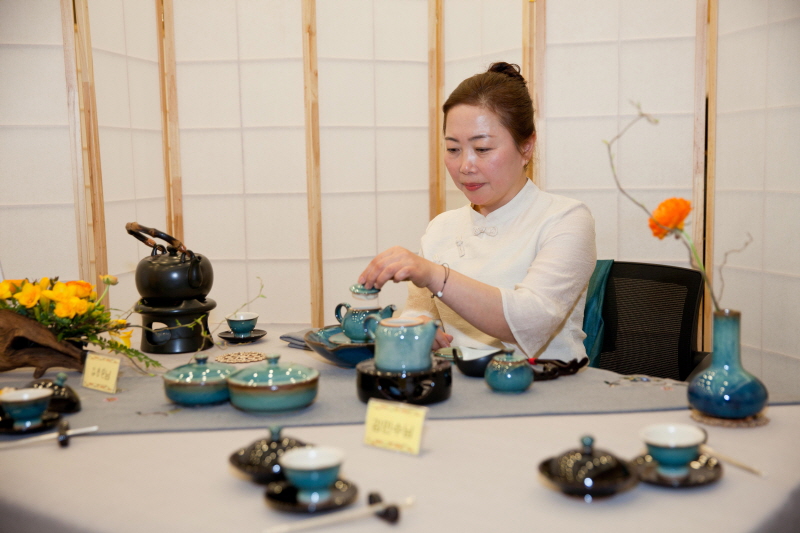 춘풍불면 찻자리 모습