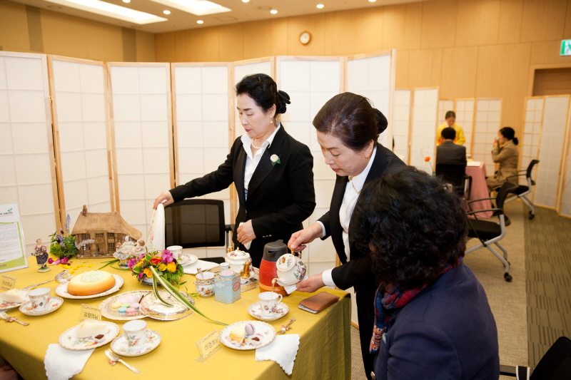 따사로운 햇살이 창가에 찻자리 모습